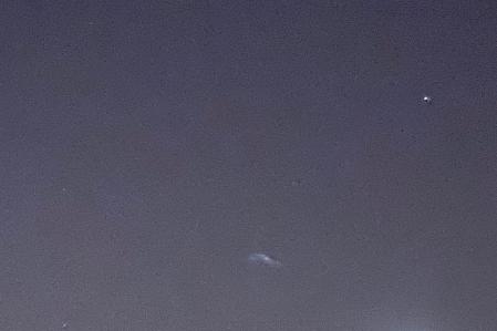 A mancha que se vê na parte inferior da imagem seria o objeto visto por Rudinei e que voou na escuridão em direção às nuvens.